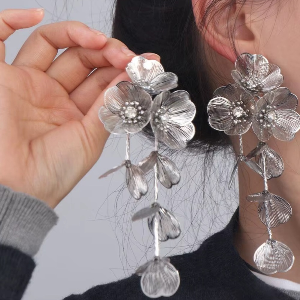 Zara Silver Floral Drop Earrings
Kate Middleton earrings - Picture 5 of 5
